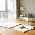 Mettre son logement en location : les 8 étapes à vérifier avant de louer Appartement lumineux prêt à louer avec un dossier administratif aux pages vierges et des clés posés sur une table en bois.