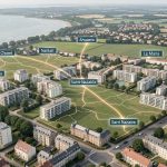 Quelle ville choisir pour investir selon les prix et l’offre dans l’Ouest ? Vue aérienne réaliste et éditoriale de l’ouest de la France, reliant symboliquement Angers, Nantes, Cholet, Saint-Nazaire et Le Mans, avec des immeubles résidentiels contemporains et anciens.